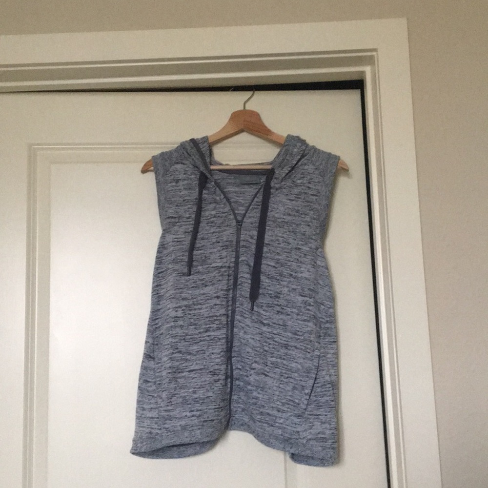 Athtleta hooded vest w tulip back